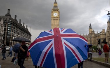 La primera ministra británica, que lucha por mantener su autoridad en Reino Unido tras perder la mayoría absoluta en unos comicios anticipados, también expuso otra parte de sus planes que, sin embargo, choca con los deseos de los 27. AFP