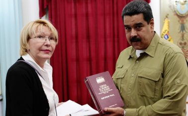 La chavista fiscal general Luisa Ortega Díaz (izquierda) se ha convertido en una de las principales críticas de Maduro. AFP