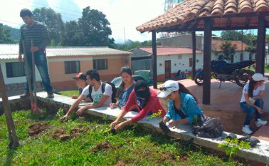 Los estudiantes de Ingeniería Ambiental vinculan a las jornadas a niños y jóvenes de las comunidades.  Javier Sarabia