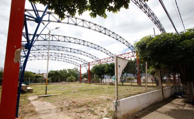 Este es el estado actual de la cancha del barrio García Herreros,que lleva en construcción más de un año, según cuentan los vecinos del sector. Mario Franco