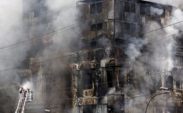 Bomberos trabajaron para extinguir el fuego en un depósito de Lima, Perú. Al menos cuatro personas fueron reportadas como desaparecidas de acuerdo con las autoridades. AP