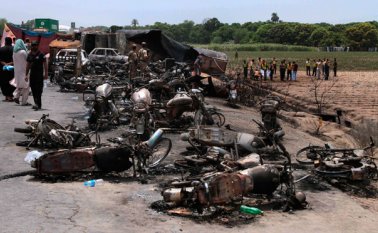 140 personas resultaron heridas, incluidas 50 en condición crítica. Soldados y rescatistas en el sitio. AP