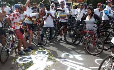En el sitio donde dejó de existir Roberto Mantilla, sus colegas ciclistas le rindieron un homenaje y exigieron de las autoridades mayores controles para que se eviten más muertes absurdas en las vías. Orlando Carvajal