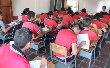 Los estudiantes tendrán que asistir a clases hasta diciembre y perder parte de sus vacaciones. Archivo La Opinión