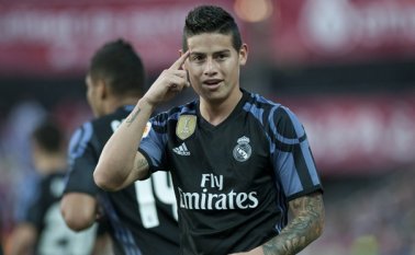 El colombiano le habría dado el sí al club inglés, justo después de que Florentino Pérez afirmara que estaría la próxima temporada en el onceno merengue.   AFP