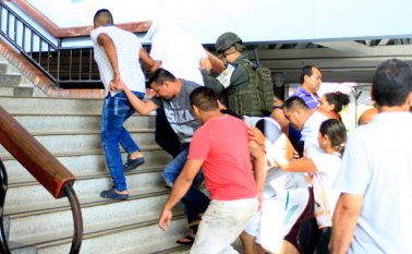 Fueron capturados 11 miembros de una red de contrabando de carne que distribuía buena parte de la carne ilegal que se consume en la ciudad. Miguel Bayona, uno de los capturados, es dueño de un lujoso negocio de carnes en Cenabastos. Mario Caicedo