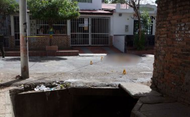 Familiares de la víctima que acudieron a la escena del crimen, protagonizaron escenas de dolor. Juan Pablo Cohen