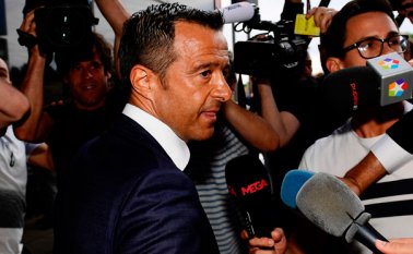 La audiencia, a puertas cerradas, se prolongó durante tres horas, tras la cual Mendes abandonó el juzgado por una salida discreta. AFP