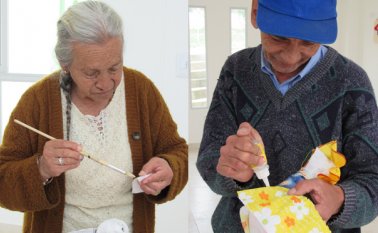 En las imágenes se aprecia cómo Pedro Granados, María Angustia Mendoza y otra asistente no identificada pegan en tela y sobre papel. Roberto Ospino