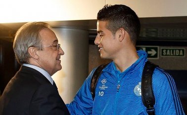 Florentino Pérez, presidente del Real Madrid (izquierda) y James Rodríguez, jugador del club. AP