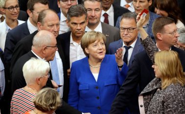 La canciller Angela Merkel (centro) cotó en contra, pero allanó el camino para la aprobación al dar libertad a los miembros de su partido. AP