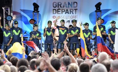 Los corredores del equipo español de ciclismo Movistar, del que hace parte Nairo Quintana (primero a la izquierda) durante la ceremonia de presentación en Dusseldorf, Alemania. AFP