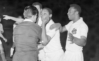 En el inicio del juego, Lima pidió al árbitro anular la anotación de Alfredo Arango, sin éxito. Ahí empezaron los problemas.  Archivo de El Espectador