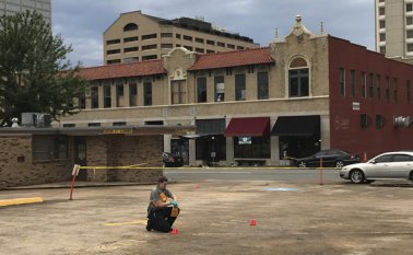 El incidente sucede en una semana donde hubo varios tiroteos desde vehículos en movimiento en la capital. AP