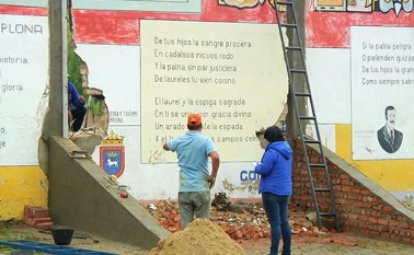 La obra ‘Ciudad de Pamplona’ narra la historia de este municipio en 85 metros cuadrados. Fue pintado por el artista pamplonés Emiliano Villamizar, y se acaba de salvar de una auténtica alcaldada. Roberto Ospino