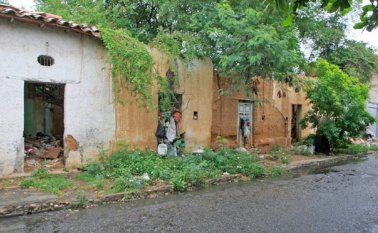 Así luce hoy la casa abandonada y llena de basura en el sentor del Miraflores, en el barrio El Contento. Próximamente será demolida. Mario Caicedo