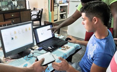 La Comisión recordó que en 2011 había advertido que el Plan Nacional de Fibra Óptica sería la herramienta para combatir la deficiencia en la conectividad de algunos municipios del país. Archivo La Opinión
