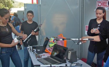 Los prototipos de la mano se han dado a conocer en ferias locales y nacionales, logrando una calificación de 100 puntos en innovación. Javier Sarabia