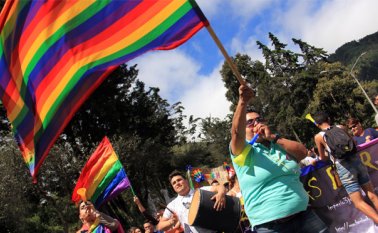 Con Banderas de colores y carteles con consignas como: “Colombia laica y libre”. Colprensa