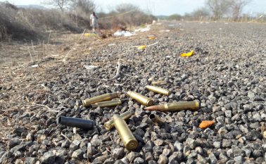 Varios casquillos de un arma de grueso calibre quedaron a un lado de la carretera que conduce al balneario de Mazatlán, México AP