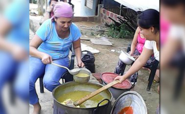 Los vecinos son quienes se encargan también de preparar la comida. Cortesía