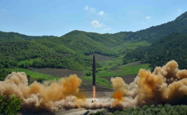Corea del Norte, que realizó cinco ensayos nucleares y dispone de un pequeño arsenal atómico. AFP