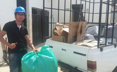 Los jóvenes cuentan con un vehículo para recolectar cartón, vidrio, plásticos y todo tipo de materiales que pueden ser reutilizados. Javier Sarabia