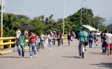 Según la Organización Internacional de Migraciones y la Cancillería, 67% de las personas que cruzan la frontera son colombianas, y 33% son venezolanas. La Opinión