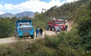 Conductores que a diario utilizan este corredor bloquearon la vía para que el gobierno departamental intervenga la ruta que acusa un grave estado de abandono. Javier Sarabia