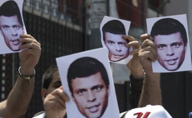 Falsas noticias sobre su supuesta muerte, denuncias de torturas a gritos desde el calabozo y reuniones suyas con altos funcionarios gubernamentales han estado sobre la mesa. AP