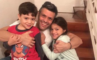 Esta es la primera imagen que se conoce del líder opositor Leopoldo López tras recibir la detención domiciliaria. Twitter