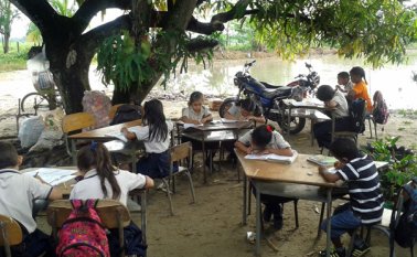 Durante los seis años, los niños han tenido que estudiar en patios de casas prestadas. Mario Franco