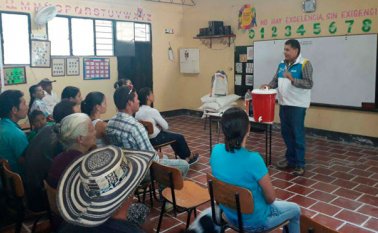 La iniciativa está acompañada de charlas para que las familias sepan cómo funcionan los filtros que se les entregan. Javier Sarabia