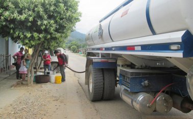 La entrega del agua en carrotanques es “desgastante, y la comunidad está cansada, según el alcalde de El Carmen, Edwin Contreras. Cortesía