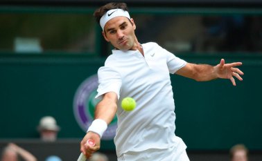 Roger Federer, que enfrenta hoy en los octavos de final de la competencia a Grigor Dimitrov, busca su octavo título de Wimbledon. AFP