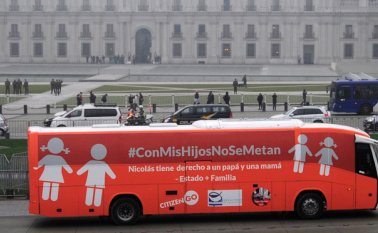 Minutos después el naranja furioso del "bus de la libertad" del movimiento ultracatólico saltó a escena portando la leyenda: #ConMisHijosNoSeMetan. AFP