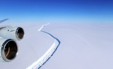 Esta fotografía fue tomada por la Nasa el 1 de junio del 2017, muestra una parte del desprendimiento del bloque de hielo. AFP