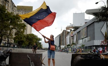 Almagro y López discutieron la "represión" a las protestas, la adopción de un "calendario electoral integral", el establecimiento de un canal humanitario y el restablecimiento de las facultades de la Asamblea Nacional. AFP