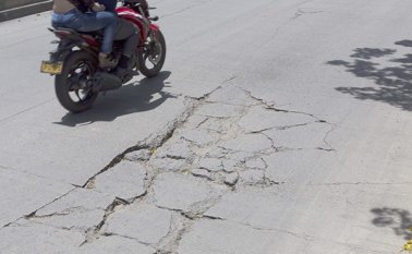 Las primeras fallas en la avenida Kennedy aparecieron un año después de haberse puesto en servicio. Juan Pablo Cohen