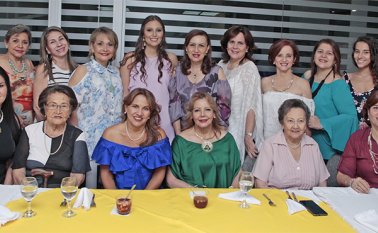 Leito Villamizar, Rocío Lázaro, Yamile Ramírez, Karina Labrador, Clarita Flórez, Ana Milena Mutis, María Isabel Jaramillo, Carmen Alicia Pérez y Cristina Jaramillo. Sentadas: Lucy Murillo, Ilba Lizarazo, Martha Lozano, Fanny de Figueredo, Rebeca Santaella  de Flórez y Elsa Jaramillo. Mario Caicedo