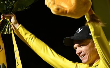 "Es una sorpresa muy bonita. No pensaba recuperar el maillot amarillo en una etapa así", dijo el británico. AFP