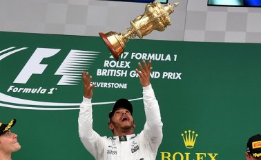 Lo finlandeses Valtteri Bottas (Mercedes) y Kimi Raikkonen (Ferrari) escoltaron en el podio a Lewis Hamilton (Mercedes). AFP