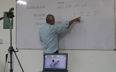 "El colegio nos compró una cámara y con un viejo tripode grabamos", Sandro Uribe, maestro. Mario Franco