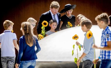 Los nombres de los pasajeros y miembros de la tripulación de diez nacionalidades diferentes fueron leídos con mucha emoción por sus familias y amigos. AFP