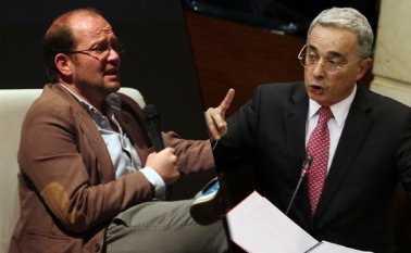 La solidaridad de los medios molestó aún más a Uribe quien en la misma red social volvió a arremeter en contra de Samper Ospina, esta vez acusándolo de pornografía infantil. Colprensa