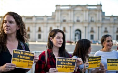 A cuatro meses de las elecciones que elegirán a su sucesor, la presidenta Bachelet resolvió ponerle "suma urgencia" al proyecto para despenalizar el aborto en tres causales, una de las reformas más emblemáticas de su segunda gestión que concluye en marzo de 2018. AFP