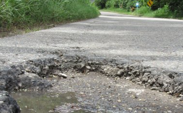 Los pequeños productores, el sector turístico y el transporte son los principales afectados por el notable deterioro de la calzada, como lo muestra la foto. Archivo