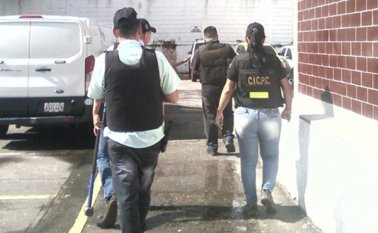 El hombre fue identificada como J. Buitrago, venezolano, de 38 años de edad, quien fue capturado por detectives. Cortesía