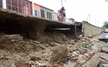 Así luce el canal de aguas lluvias que atraviesa el barrio y que había comenzado a debilitarse. Archivo