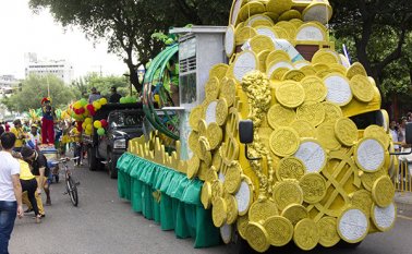 Las vías serán cerradas solo mientras el desfile pasa por el lugar. Archivo La Opinión